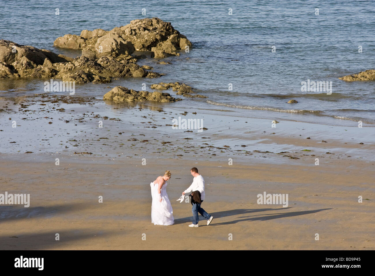 Mariée de faire une séance photo sur la plage, Bretagne France Banque D'Images