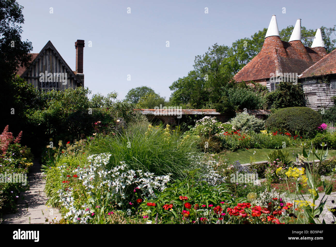 Un jardin de campagne anglaise en été. Banque D'Images