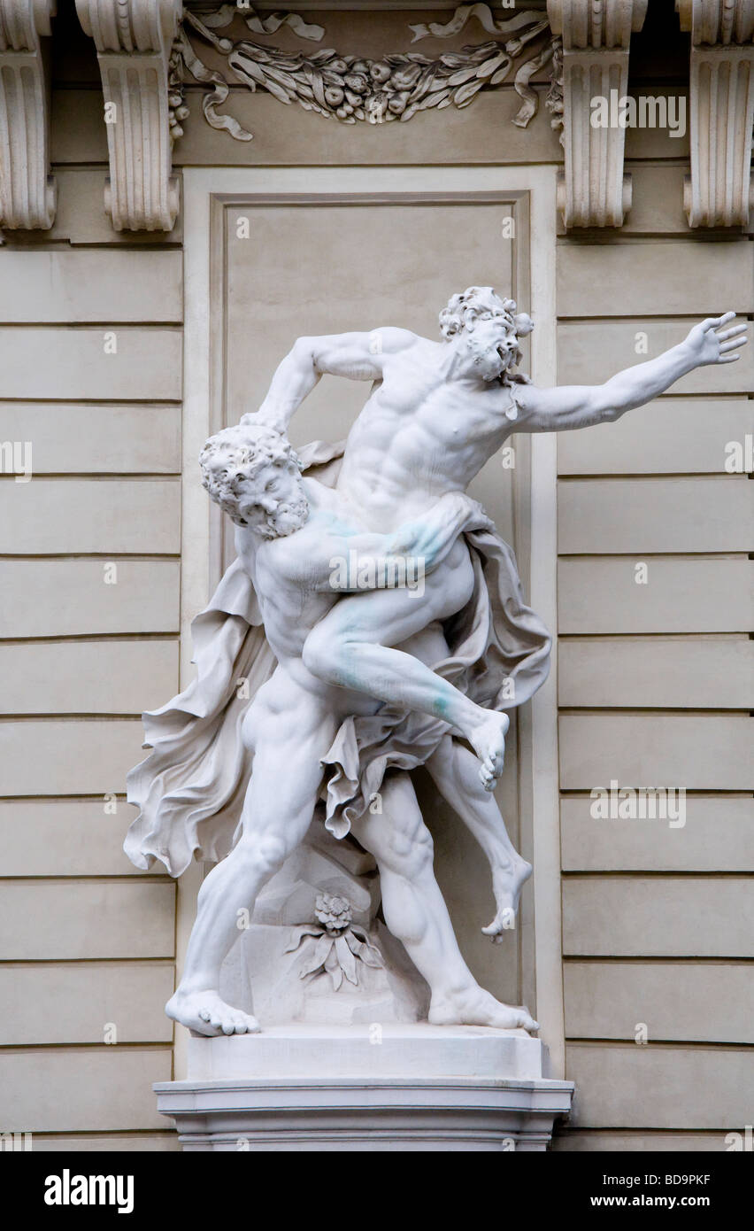 Vienne, Autriche. Cour intérieure : Hofburg de statues. Lutte contre l'Hercules Antaeus Banque D'Images