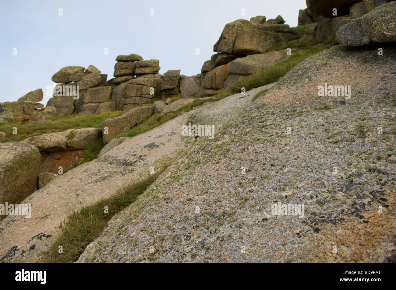 Rock formations in matin soleil près de Treen, West Penwith, Cornwall, UK Banque D'Images