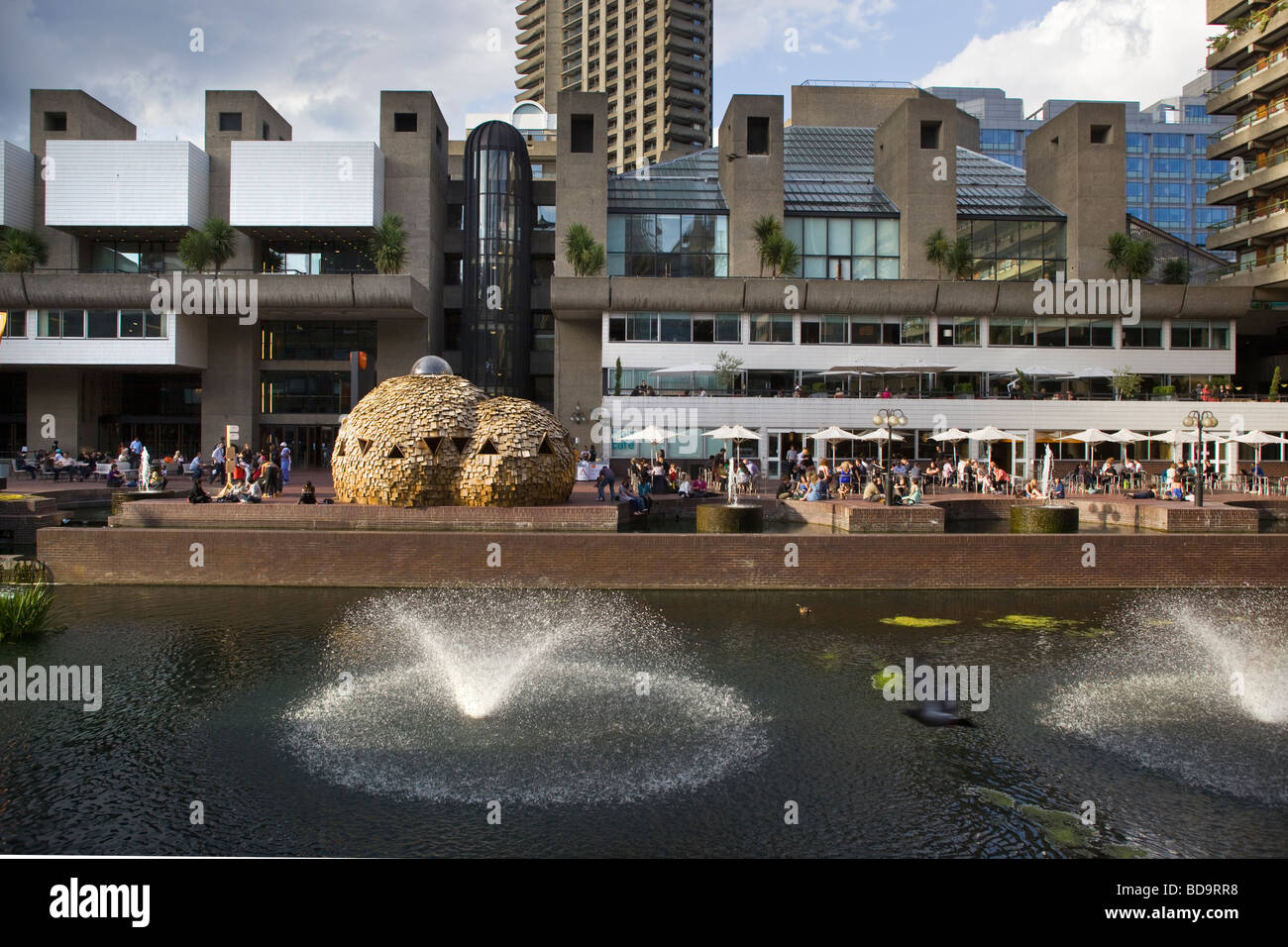 Terrasse au bord de l'eau au Barbican Centre de Londres des Arts Banque D'Images