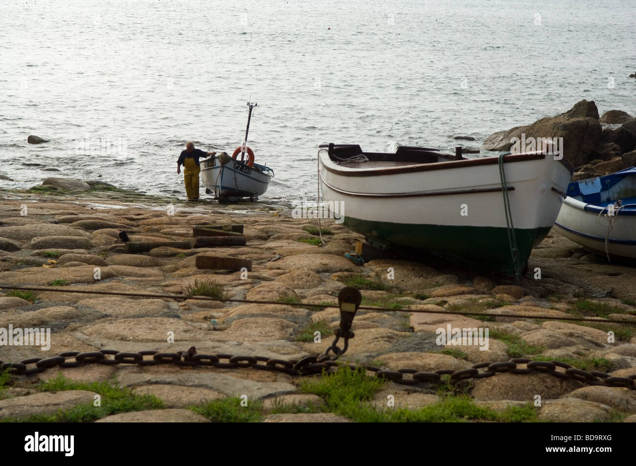 Le homard et le crabe des bateaux sur la cale de halage à Penberth Cove, West Penwith, Cornwall, UK Banque D'Images