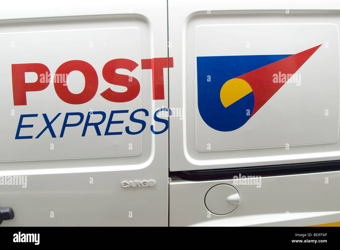 Post Express logo sur un service postal Guernesey van Banque D'Images