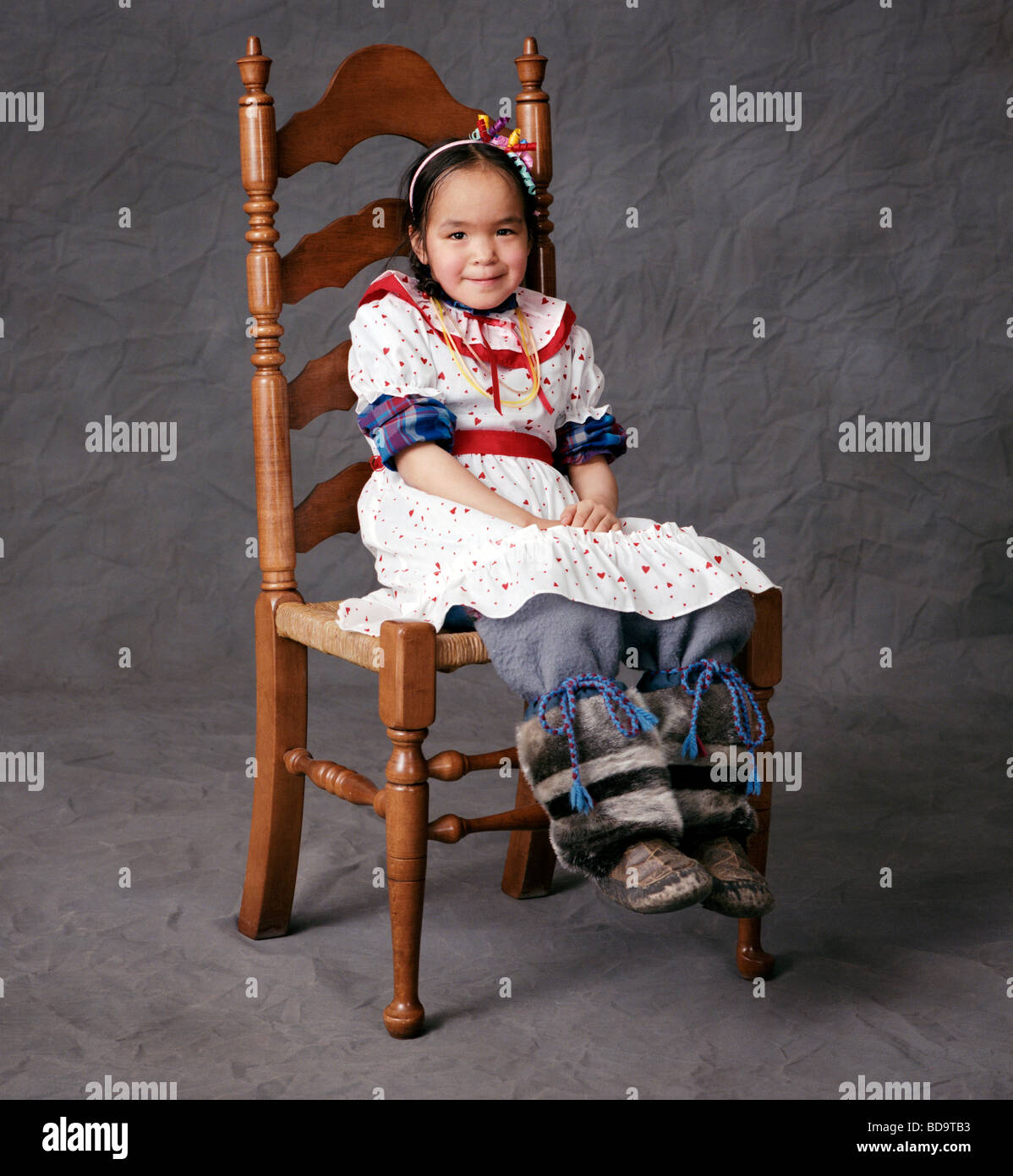 Portrait de studio de couleur fille Inuit dans un studio de photographie à Iqaluit Nunavut Canada Banque D'Images