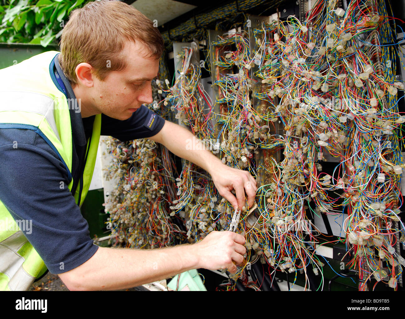 BT Openreach engineer contrôle de lignes téléphoniques, Alton, Hampshire, Royaume-Uni. Banque D'Images