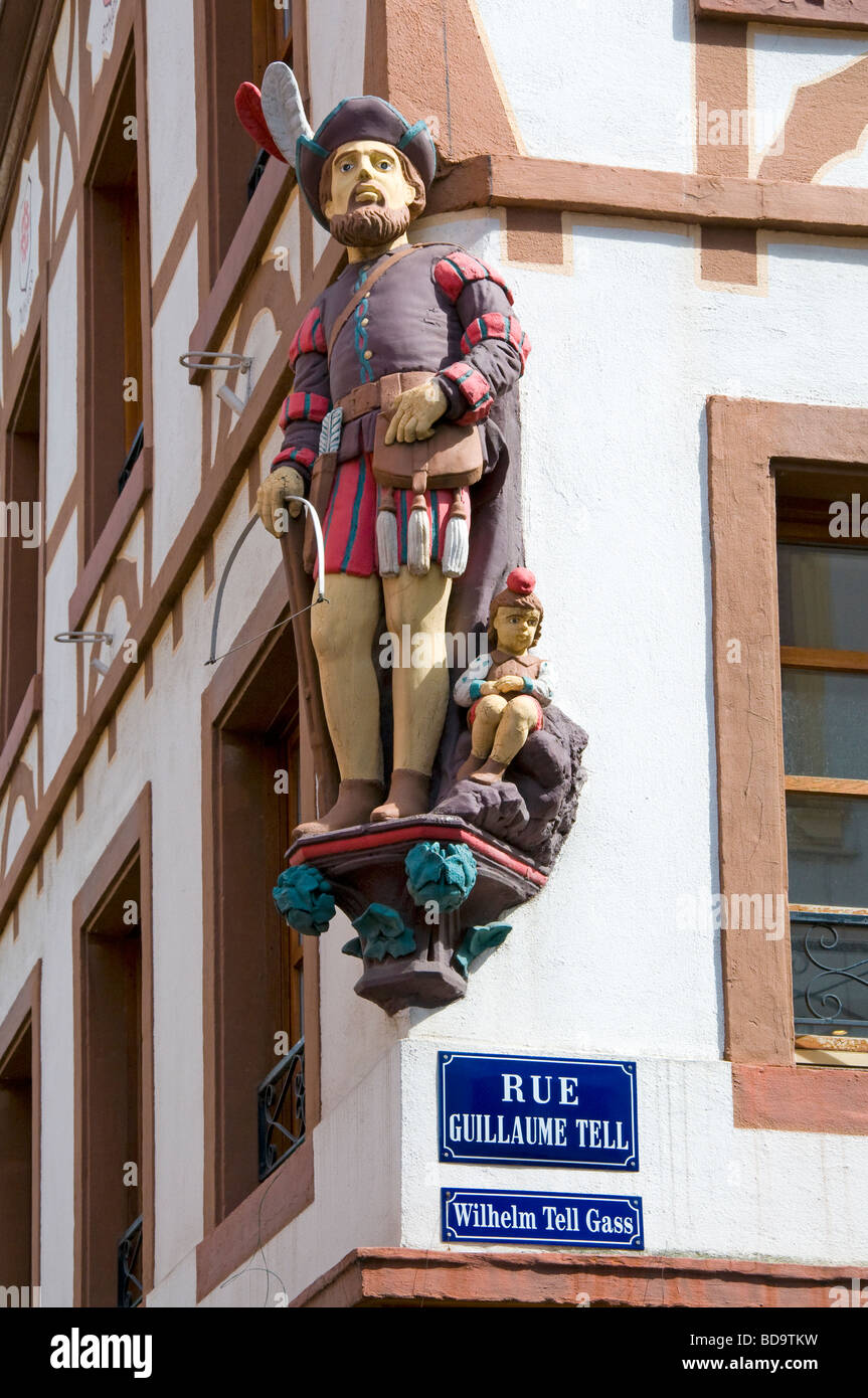 Mulhouse, Alsace, France. Statue de William Tell et de son fils Banque D'Images