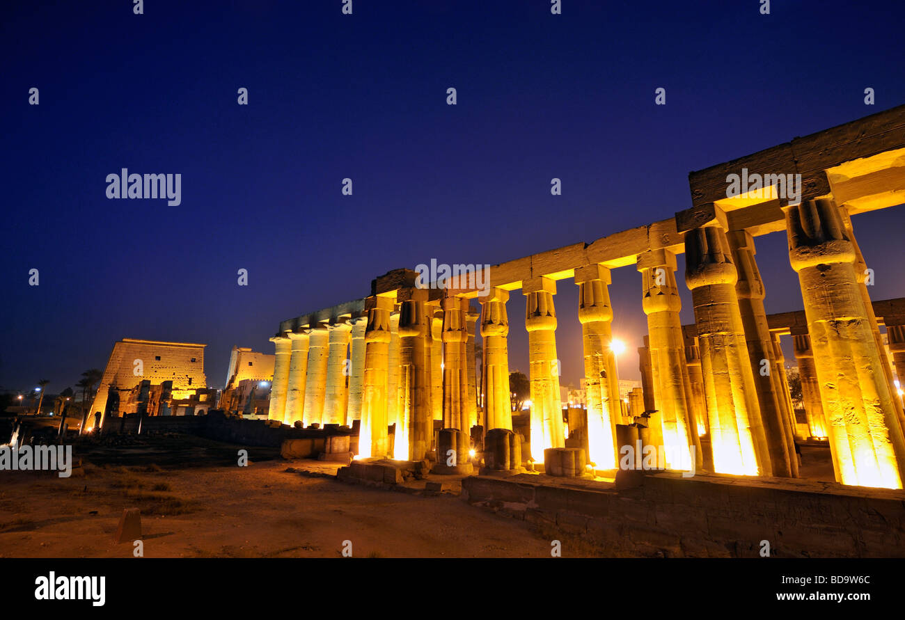 Colonnade processionnelle pylône et grand soleil à la Cour d'Amenhotep III du temple de Louxor en Égypte de nuit Banque D'Images