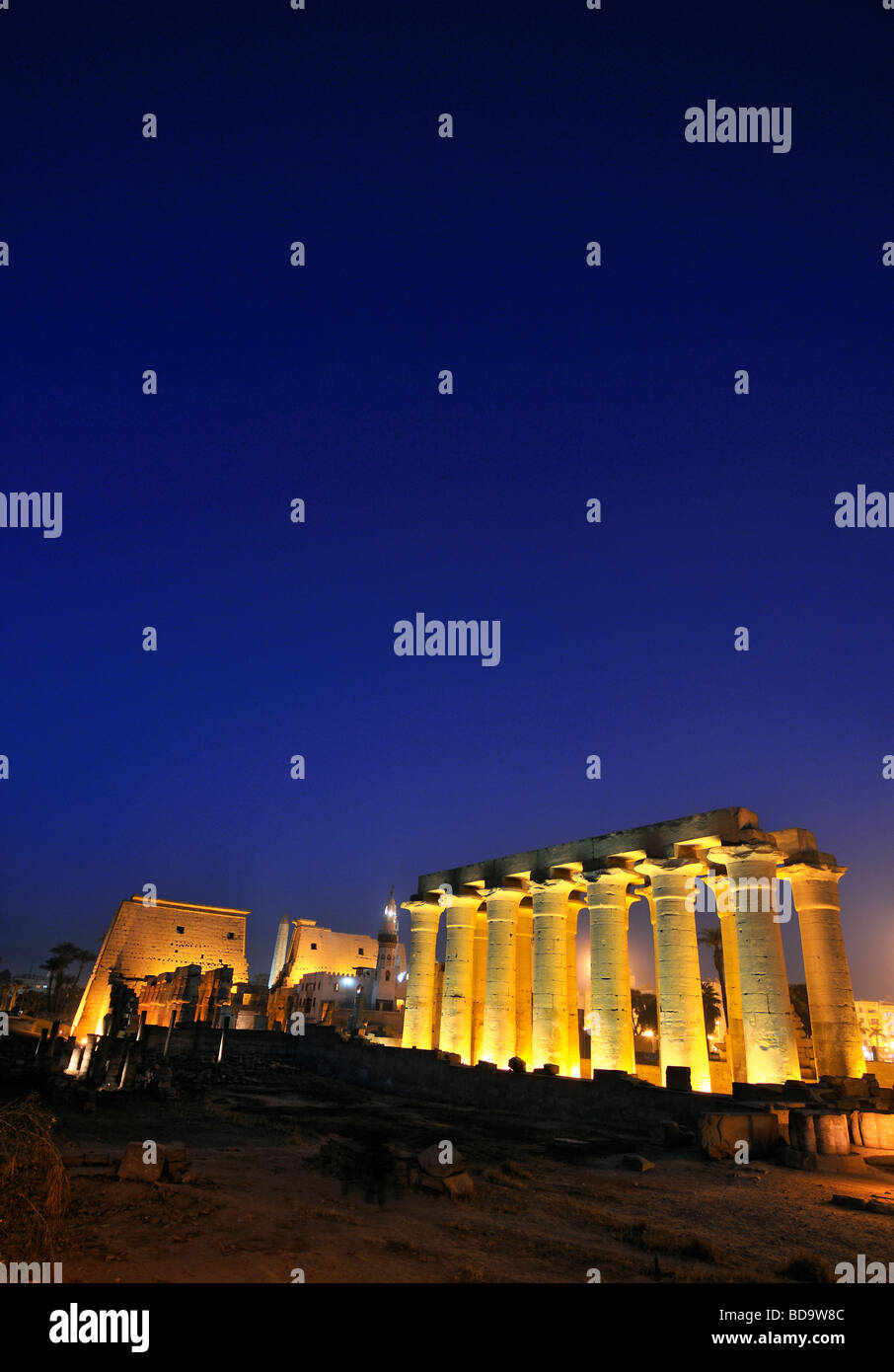 Colonnade processionnelle pylône et d'Amenhotep III du temple de Louxor en Égypte par nuit Banque D'Images