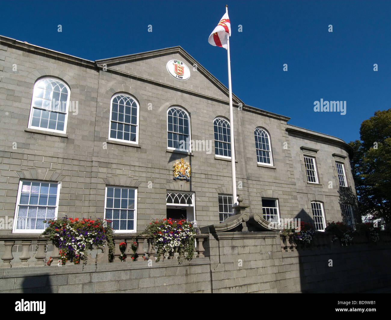 Les cours royales et palais de bâtiment du gouvernement civil St Peter Port Guernsey Channel Islands Banque D'Images