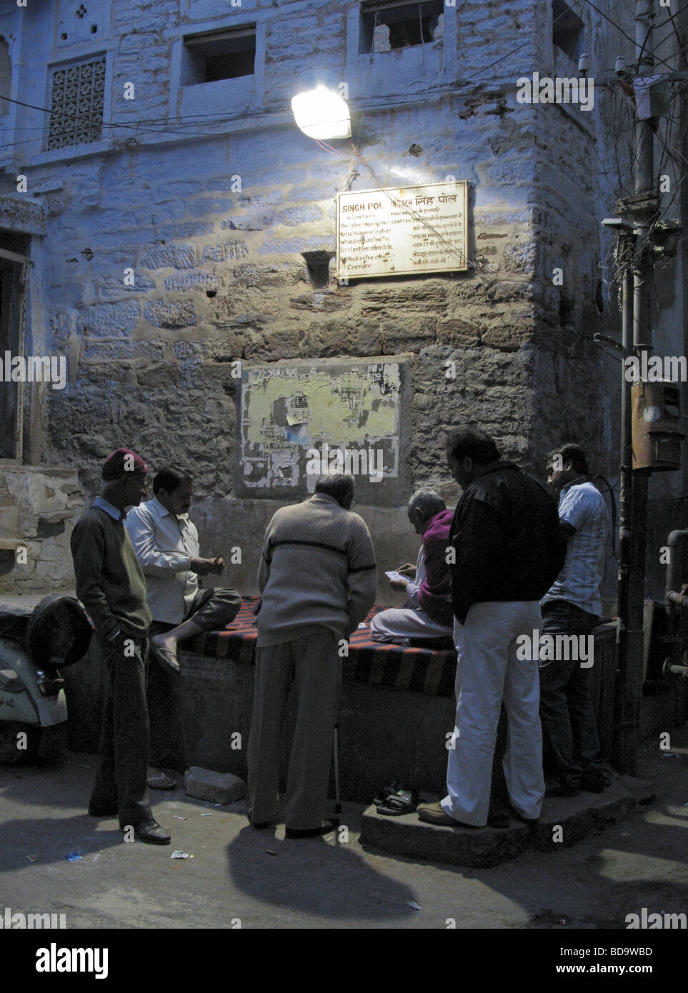 Les hommes jouent aux cartes dans les rues étroites de la ville bleue à Jodphur, Rajasthan, Inde Banque D'Images