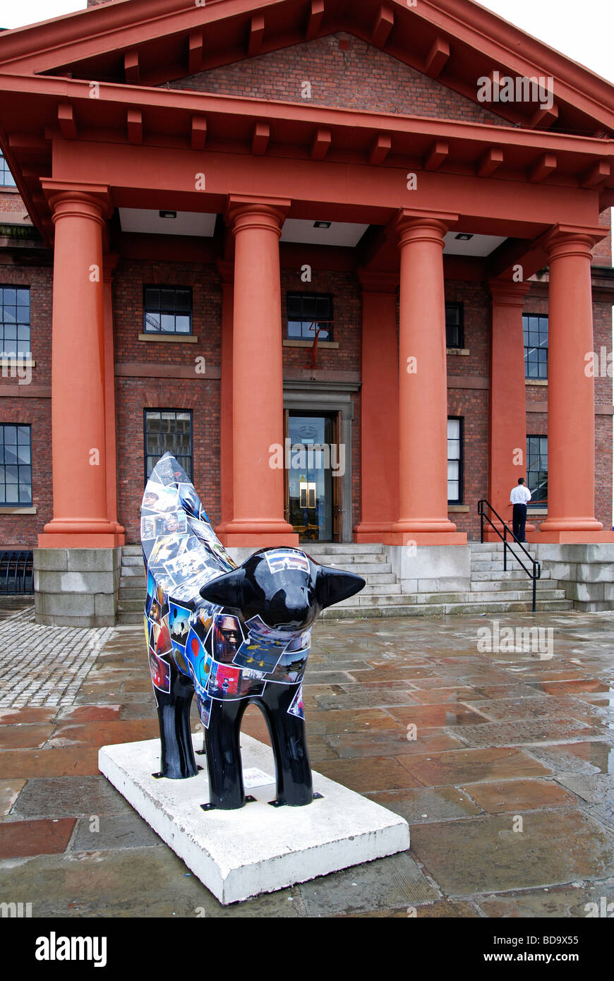 Un lambanana en dehors de la sculpture au Musée maritime de l'Albert Dock de Liverpool, Royaume-Uni. Banque D'Images