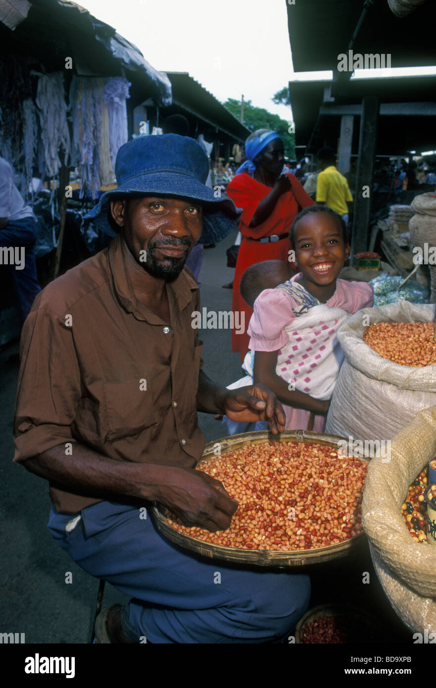 L'homme du Zimbabwe, le vendeur, le vendeur, la vente de haricots secs, les légumineuses, le marché central de la ville de Harare, Zimbabwe, Harare province Banque D'Images