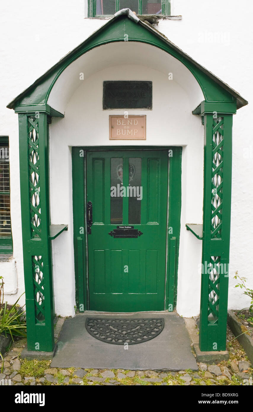 Vert en bas de porte avant typiquement anglais cottage avec les mots Bend ou une bosse au-dessus Banque D'Images