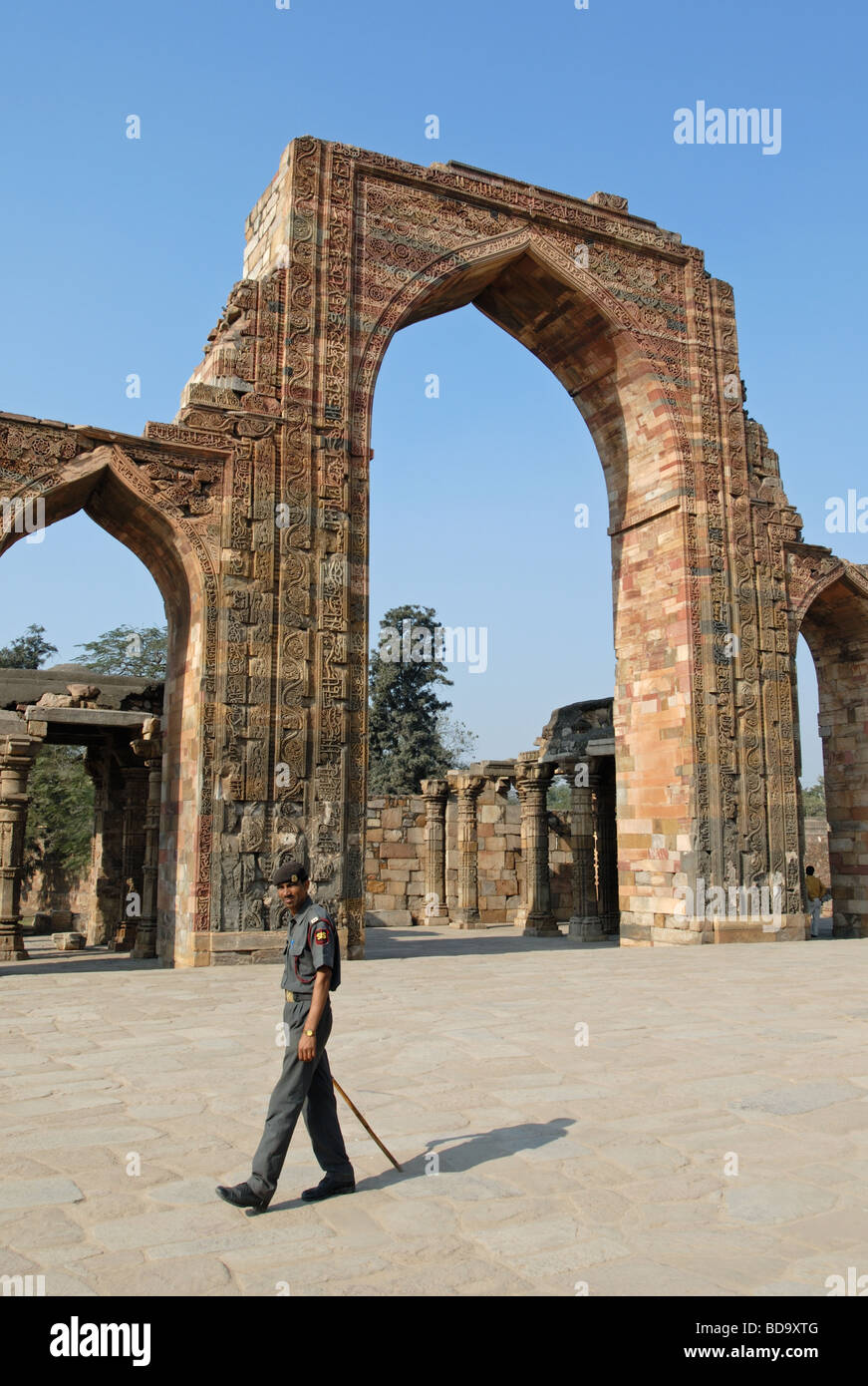 Les patrouilles de garde à la complexe Qutb Minar, Delhi, Inde Banque D'Images