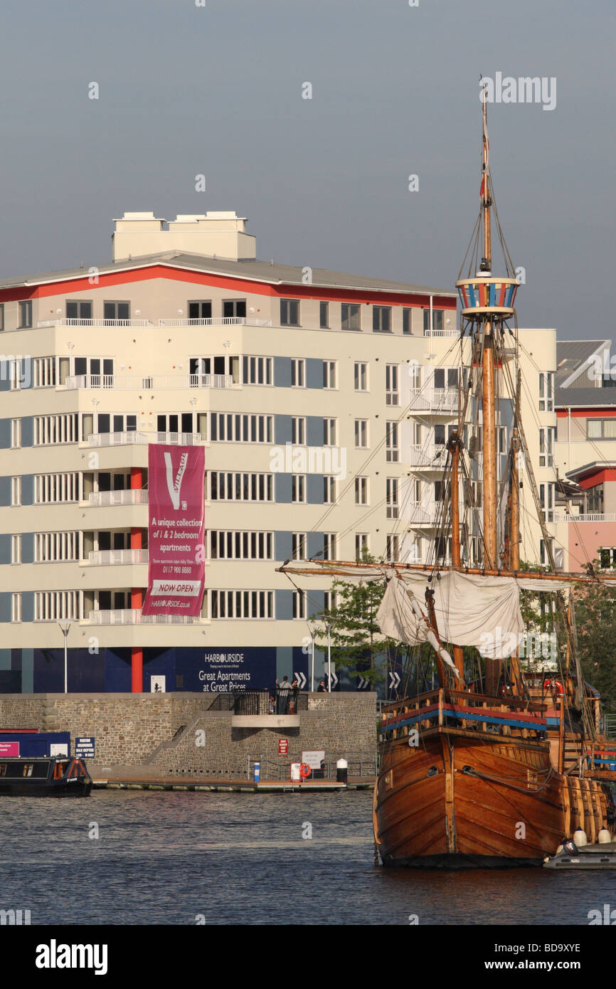 Le centre-ville de Bristol la réplique le navire Matthieu aux côtés des nouveaux développements télévision appartement côté port Banque D'Images