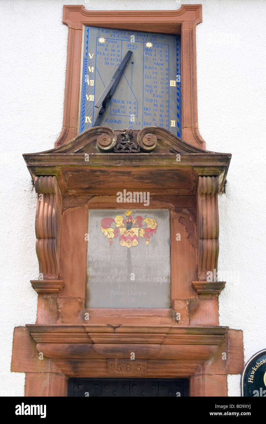 Horloge et cadran solaire datant de 1845 sur la façade de l'ancien musée de l'école de grammaire Hawkshead Cumbria England Banque D'Images