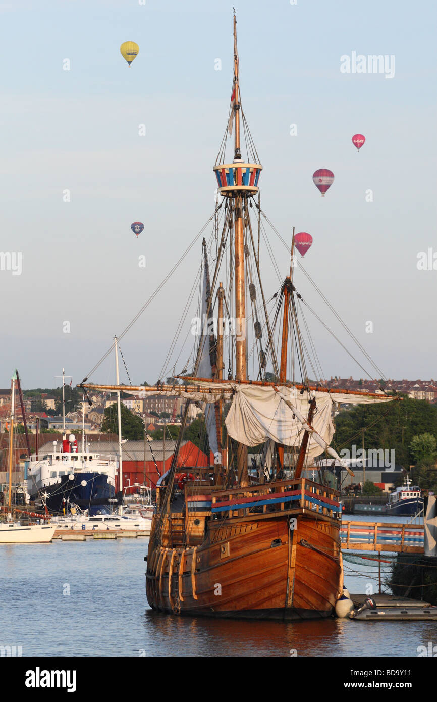 Le Bristol Matthew réplique en bois livré avec montgolfières du Bristol International Balloon Fiesta Banque D'Images
