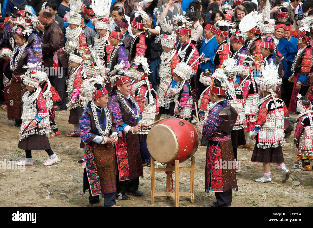 Percussionnistes et danseurs au Festival de Tambour Miao Shidong Guizhou Province Chine Banque D'Images