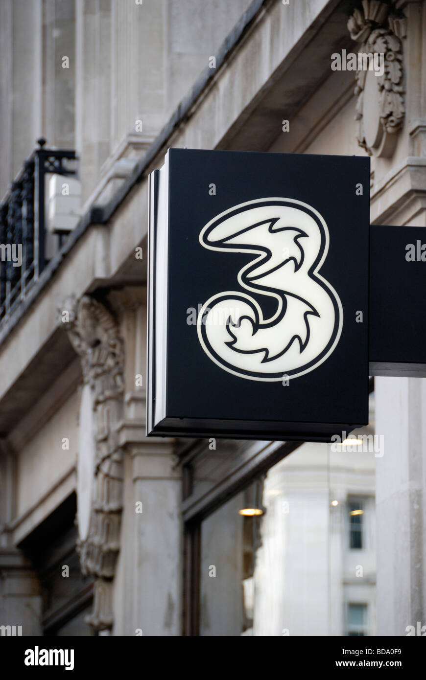 3 société de téléphonie mobile logo sur la boutique sign Banque D'Images