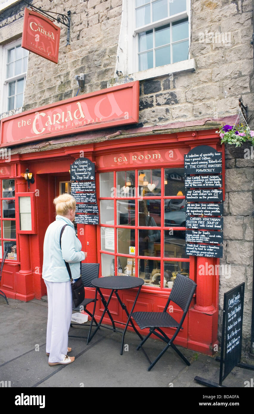Woman looking at menu dans la fenêtre de la chambre café et thé Cariad prix dans Kirby Lonsdale Lake District Cumbria England Banque D'Images