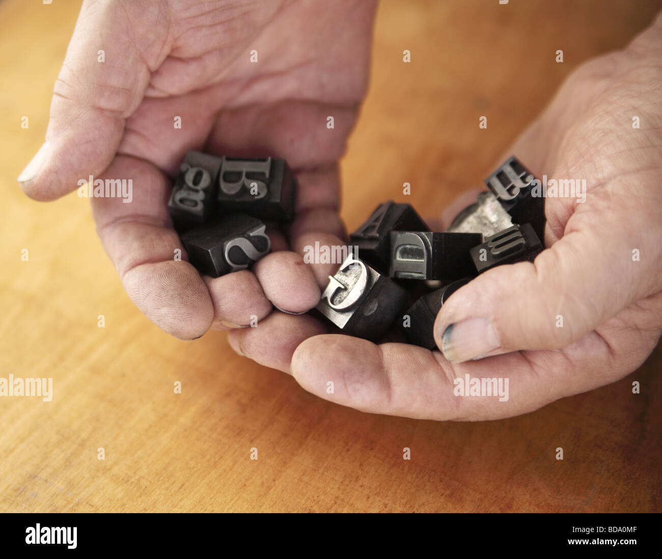 L'encre d'holding mains tachées de pièces type plomb Banque D'Images