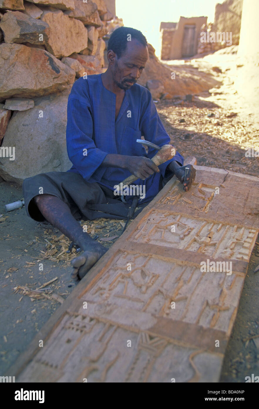 2255 Elk150 Mali Pays Dogon sculpteur porte Banque D'Images