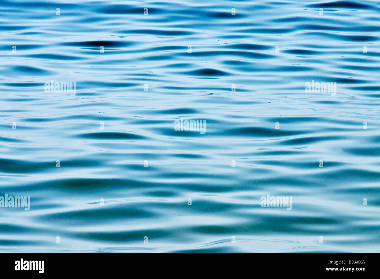 Résumé de l'eau de l'océan avec des ondulations de surface Banque D'Images
