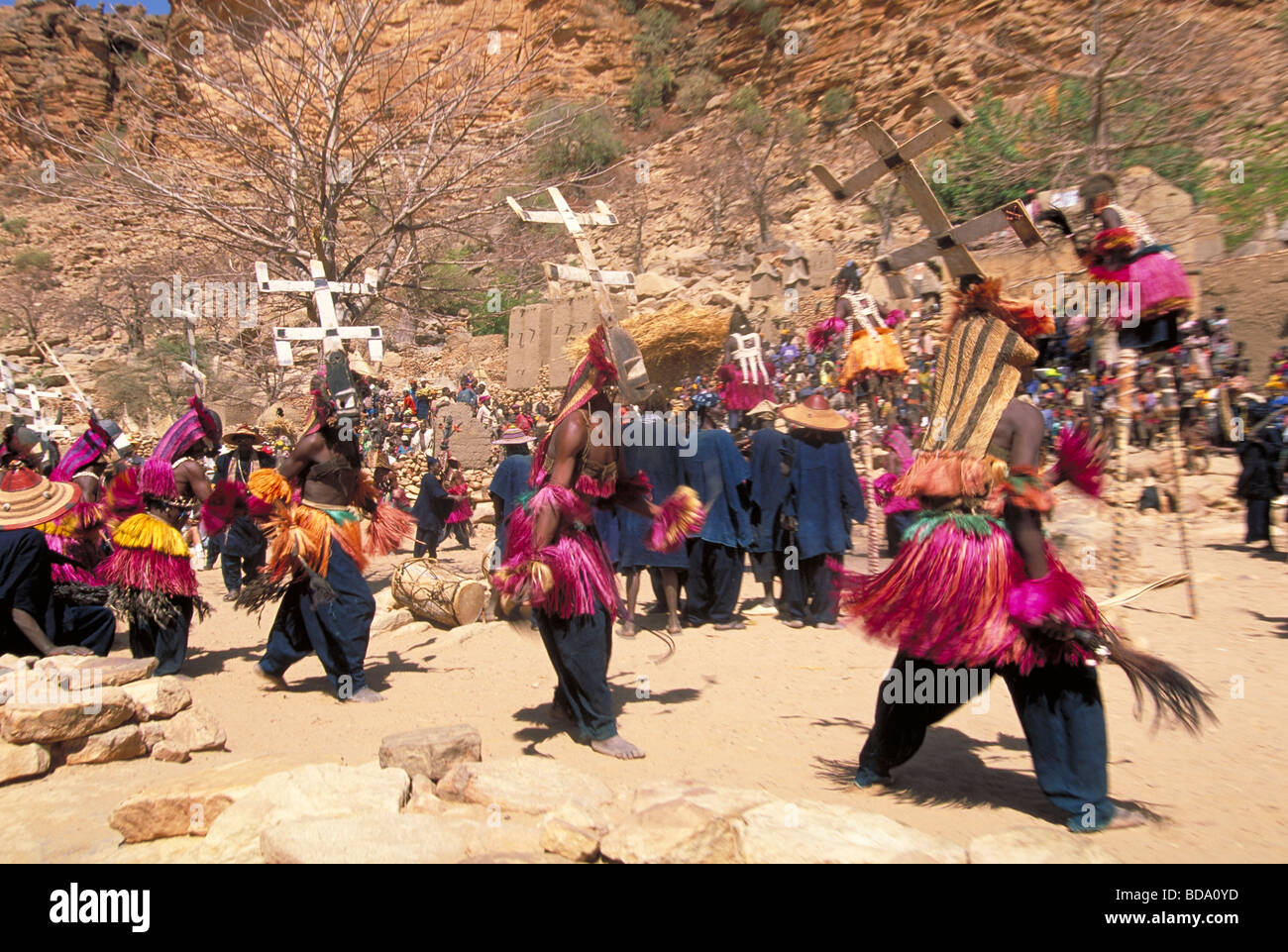 Danse Du Masque Dans Le Village Dogon De Tireli Dogon danse masquée Banque de photographies et d'images à haute résolution  - Alamy