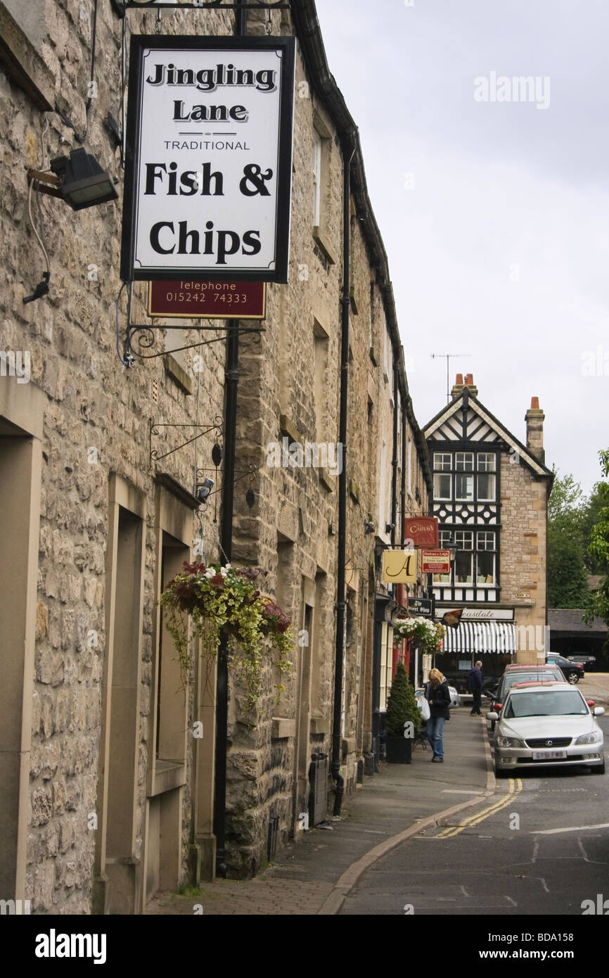 Poisson typiquement anglais et Chip Shop dans le tintement Lane Kirby Lonsdale Lake District Cumbria England Banque D'Images
