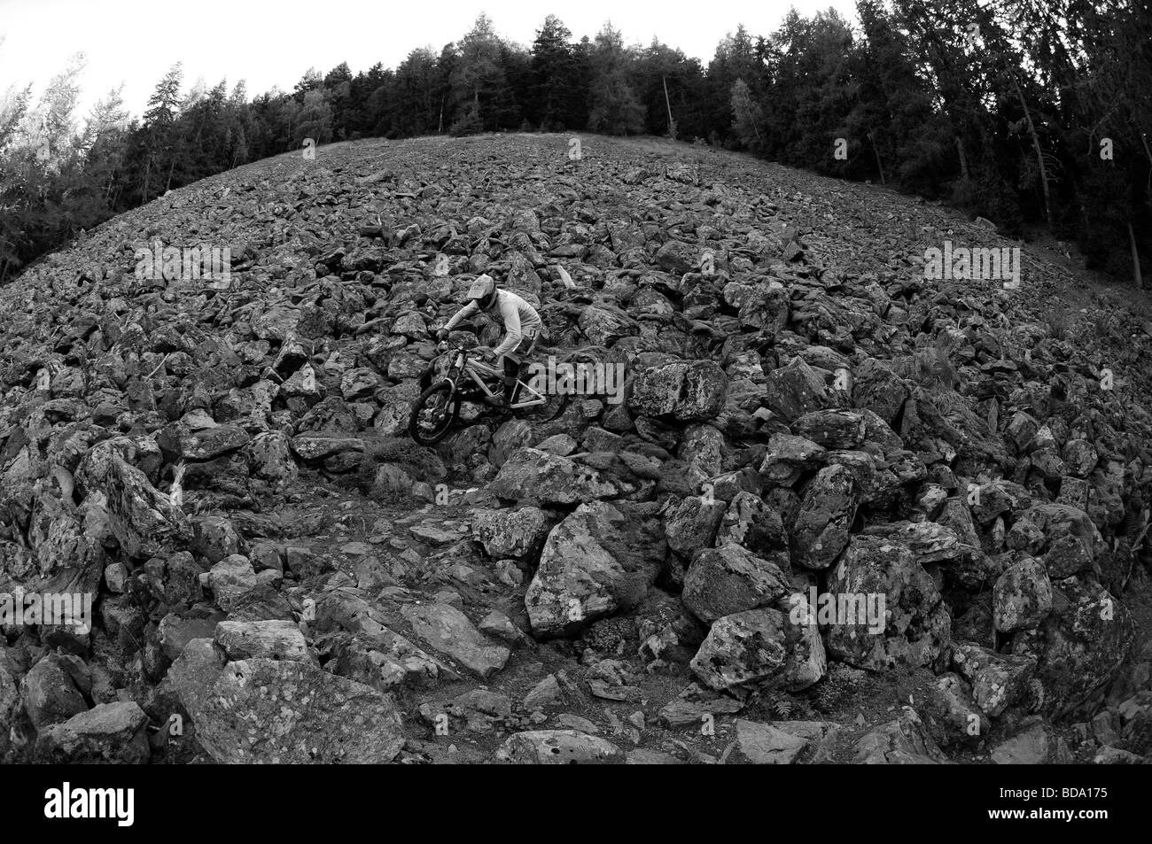 Un vélo de montagne à travers les roches dans les arcs dans les Alpes Françaises Banque D'Images
