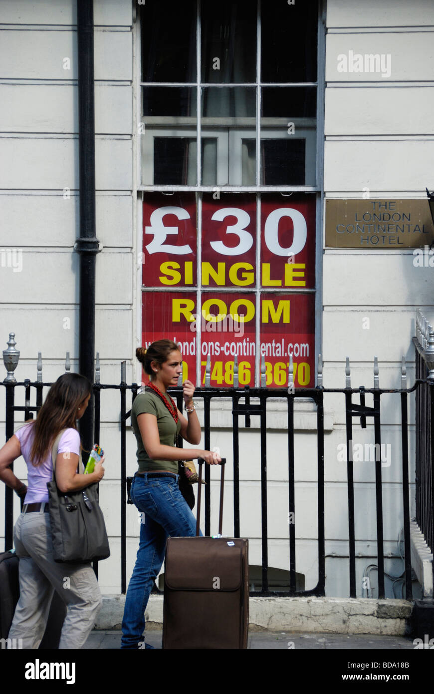 Les touristes de passage London UK fenêtre d'hôtel bon marché de la publicité extérieure les chambres de £30 par nuit Banque D'Images