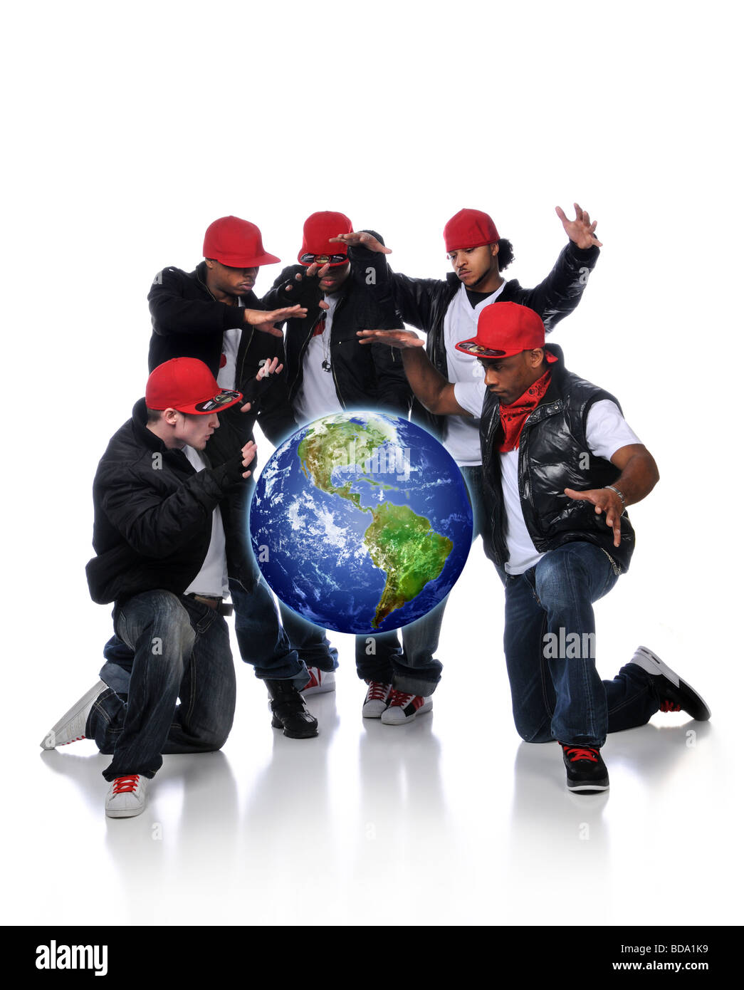 Les hommes de Hip Hop avec la masse suspendue sur un fond blanc Banque D'Images