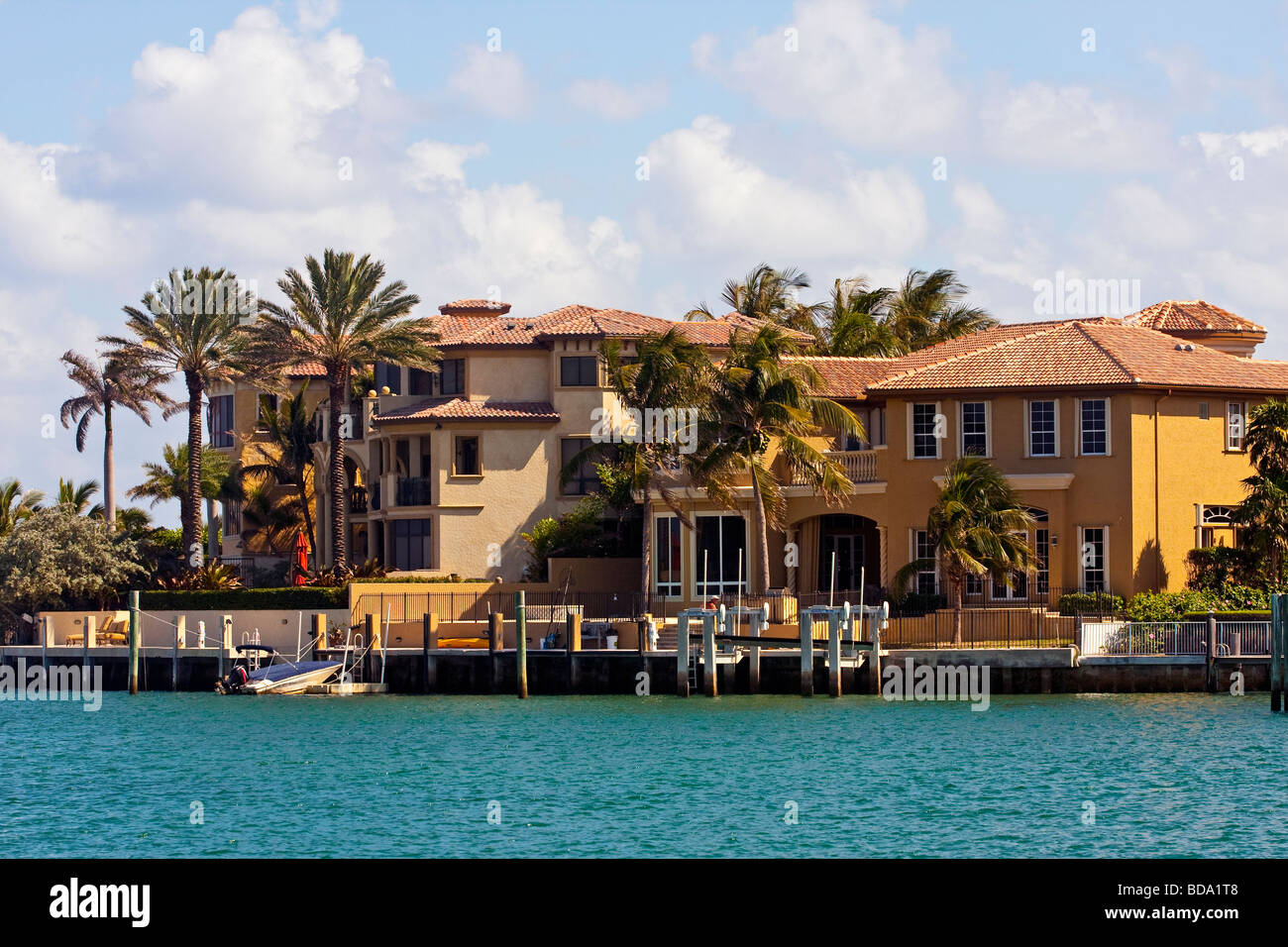 Maisons de la Floride à côté de l'océan Banque D'Images