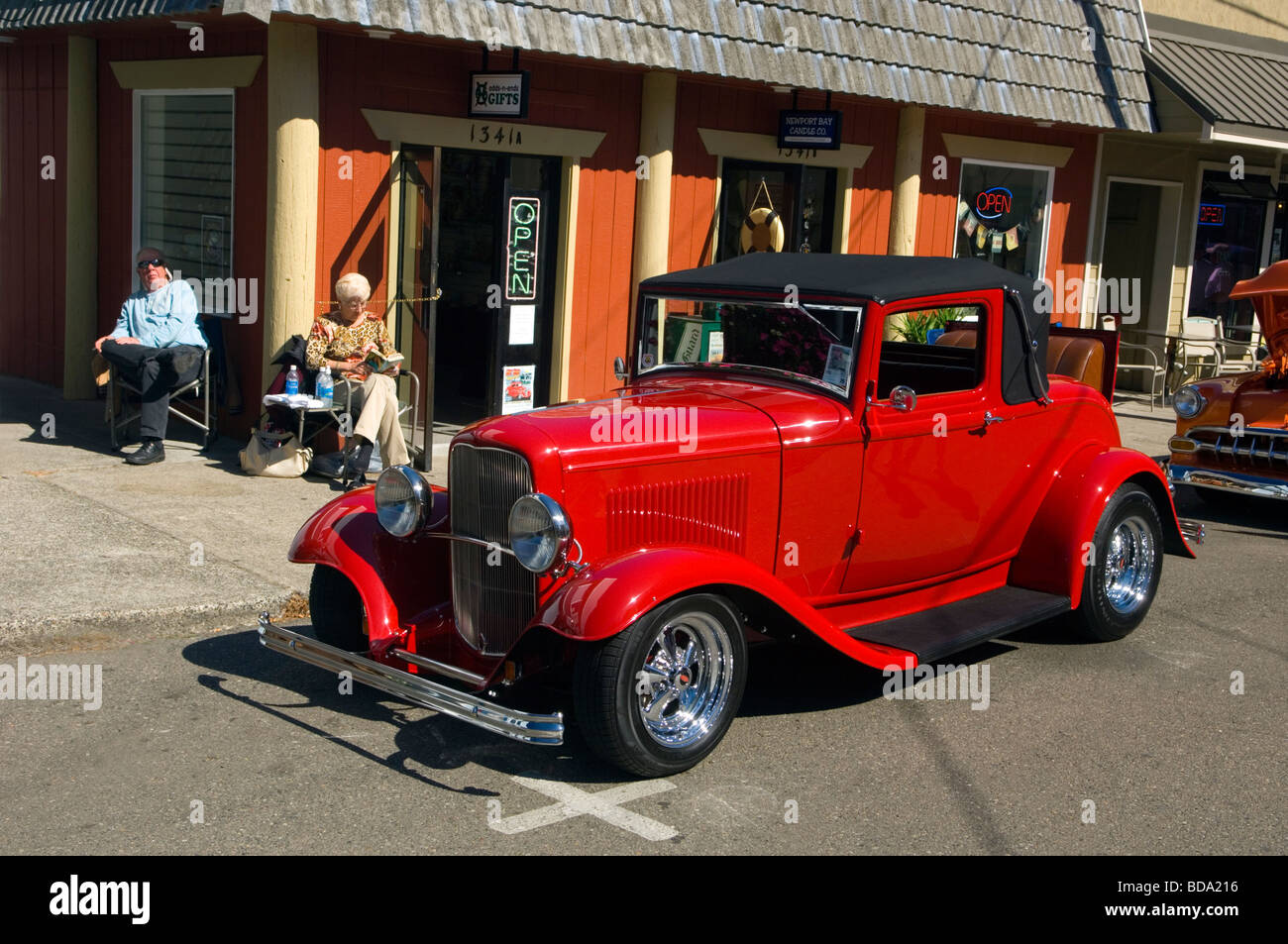 Classic Car dans une petite ville Banque D'Images