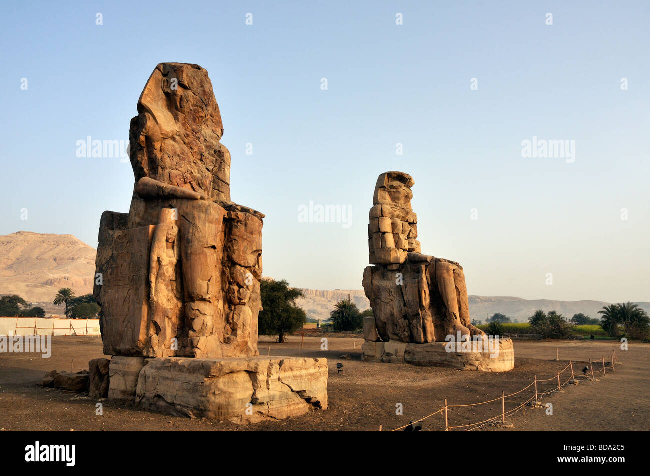 Colosses de Memnon Louxor Rive Ouest Egypte Banque D'Images