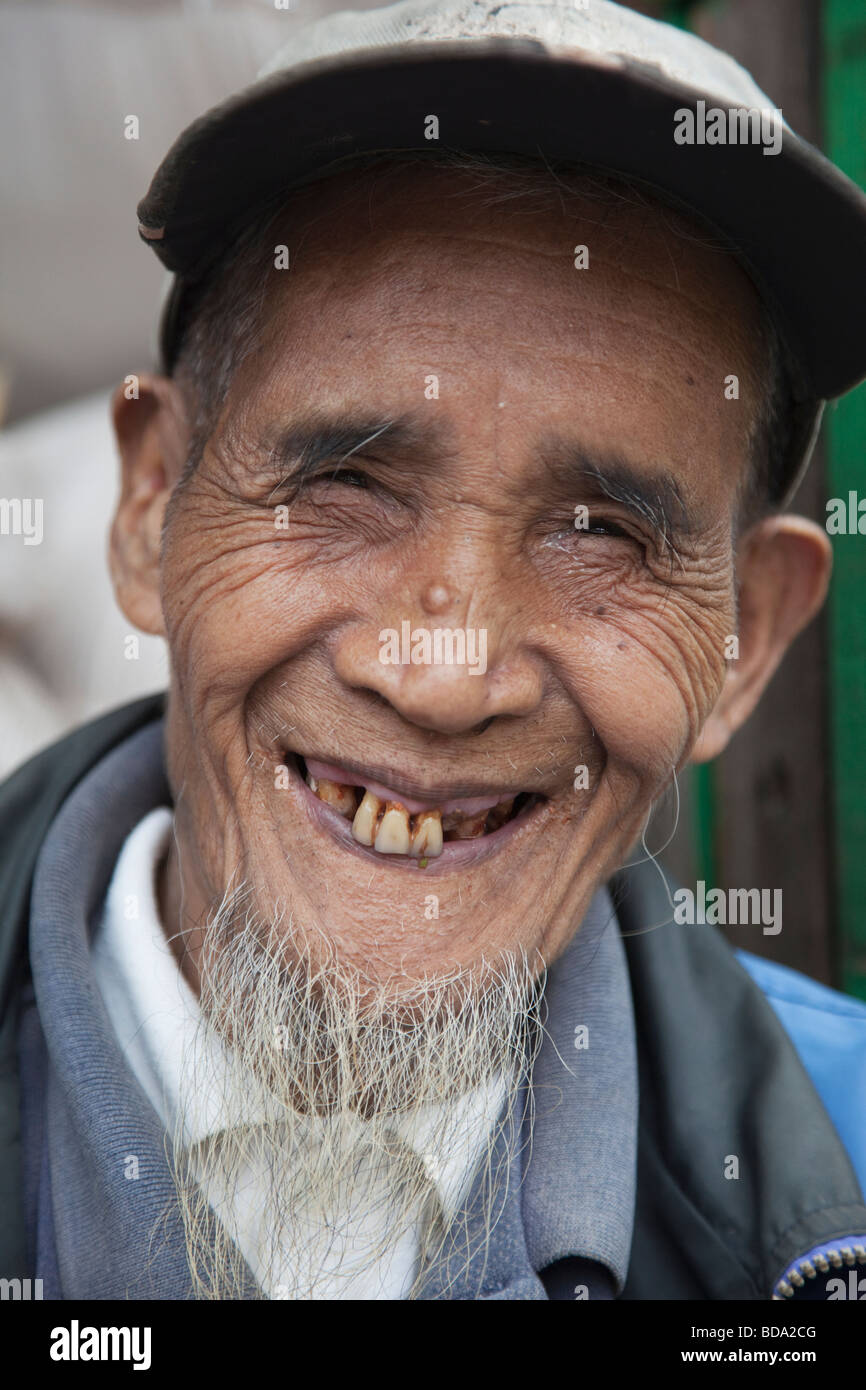 Vieil homme dans la province d'Ifugao Banaue le nord de Luzon aux Philippines Banque D'Images
