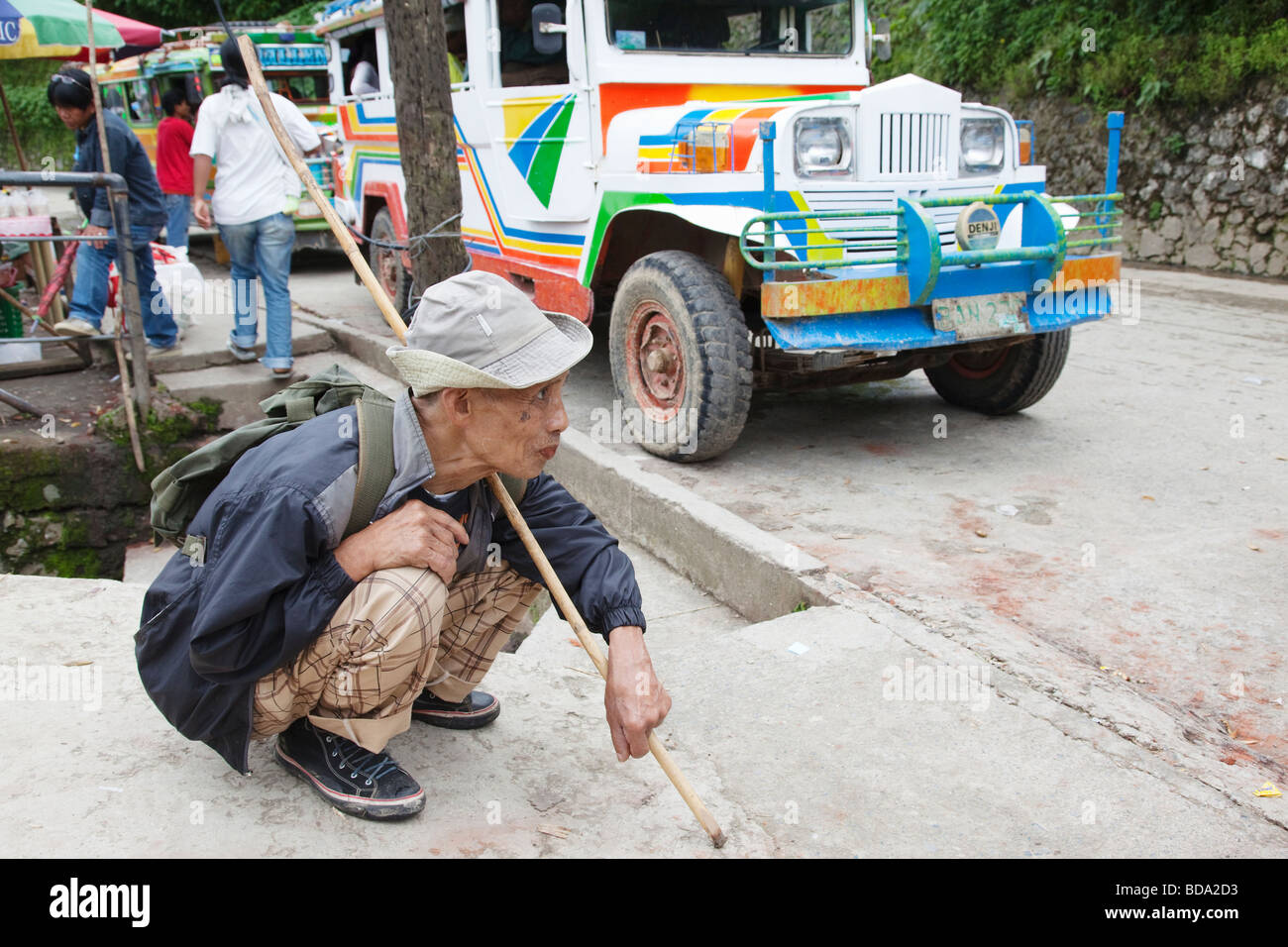 Homme accroupi en attente de Banaue en Jeepney Province d'Ifugao le nord de Luzon aux Philippines Banque D'Images