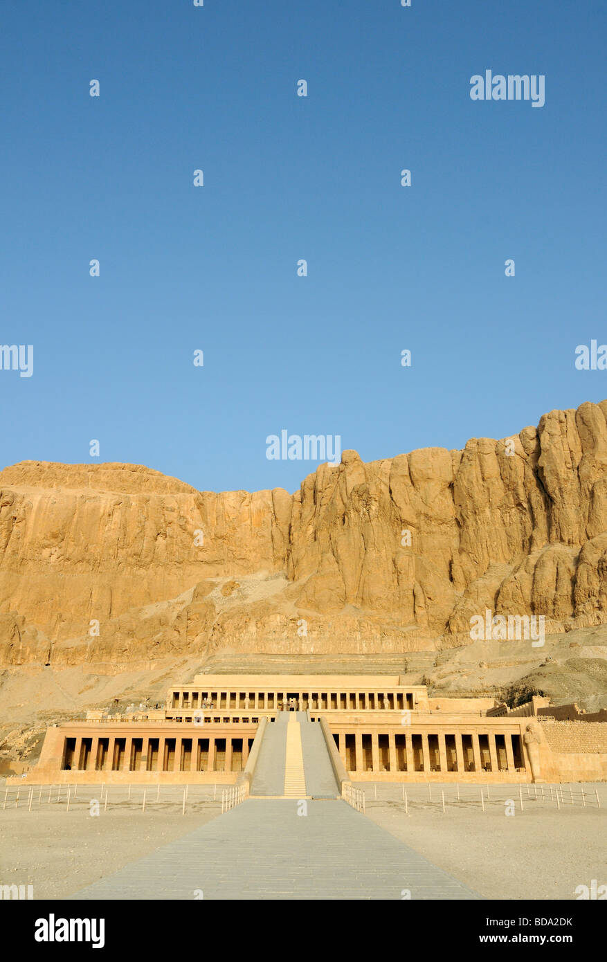 Temple funéraire de la reine Hatshepsout Conçu par Senemutat à Deir el Bahri, près de Louxor en Égypte Banque D'Images