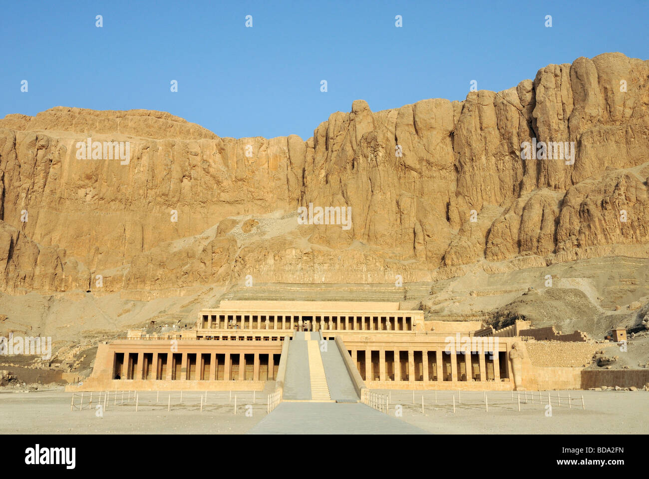 Temple funéraire de la reine Hatshepsout Conçu par Senemutat à Deir el Bahri, près de Louxor en Égypte Banque D'Images