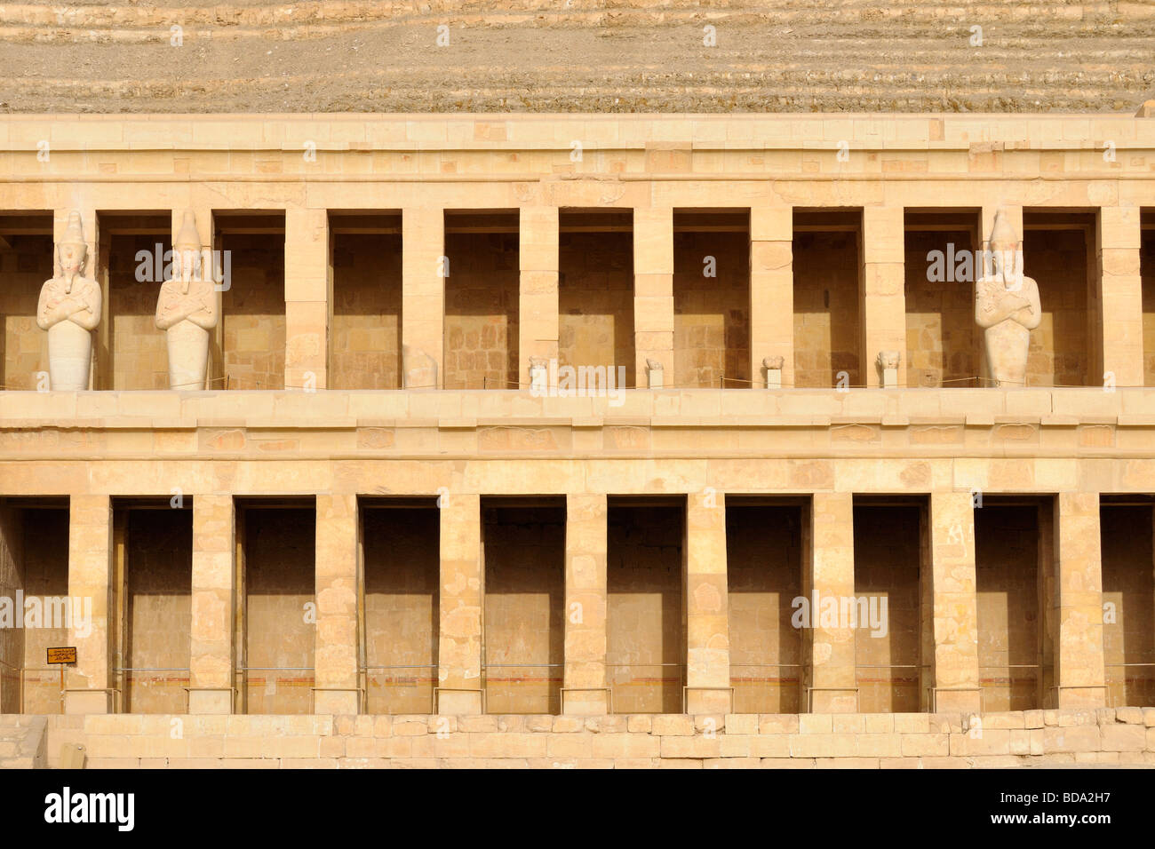 Une terrasse supérieure et moyenne de temple funéraire de la Reine Hatshepsout à Deir el Bahri, près de Louxor en Égypte Banque D'Images