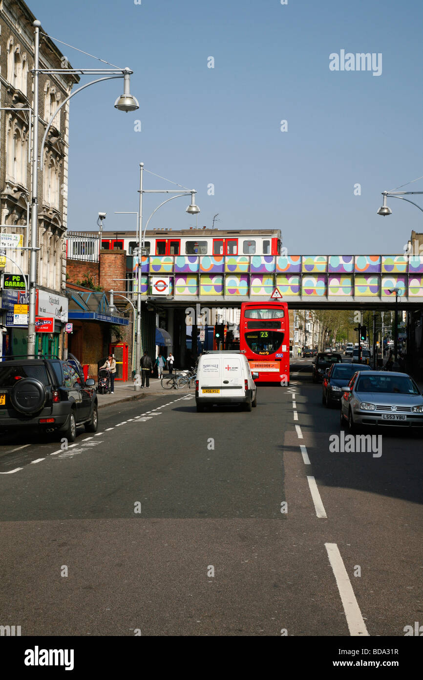 Hammersmith et City Line train de tube crossing Ladbroke Grove, Notting Hill, Londres, Royaume-Uni Banque D'Images