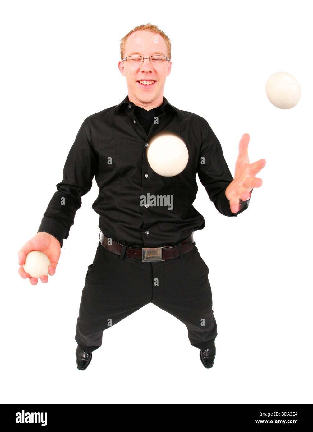 Jeune homme à jongler avec trois balles Banque D'Images