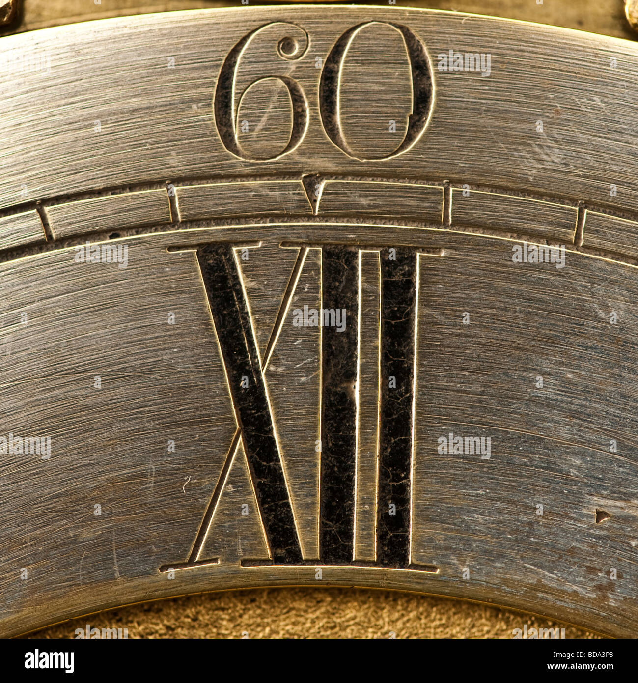 Ancienne horloge montrant 60 et XII Banque D'Images