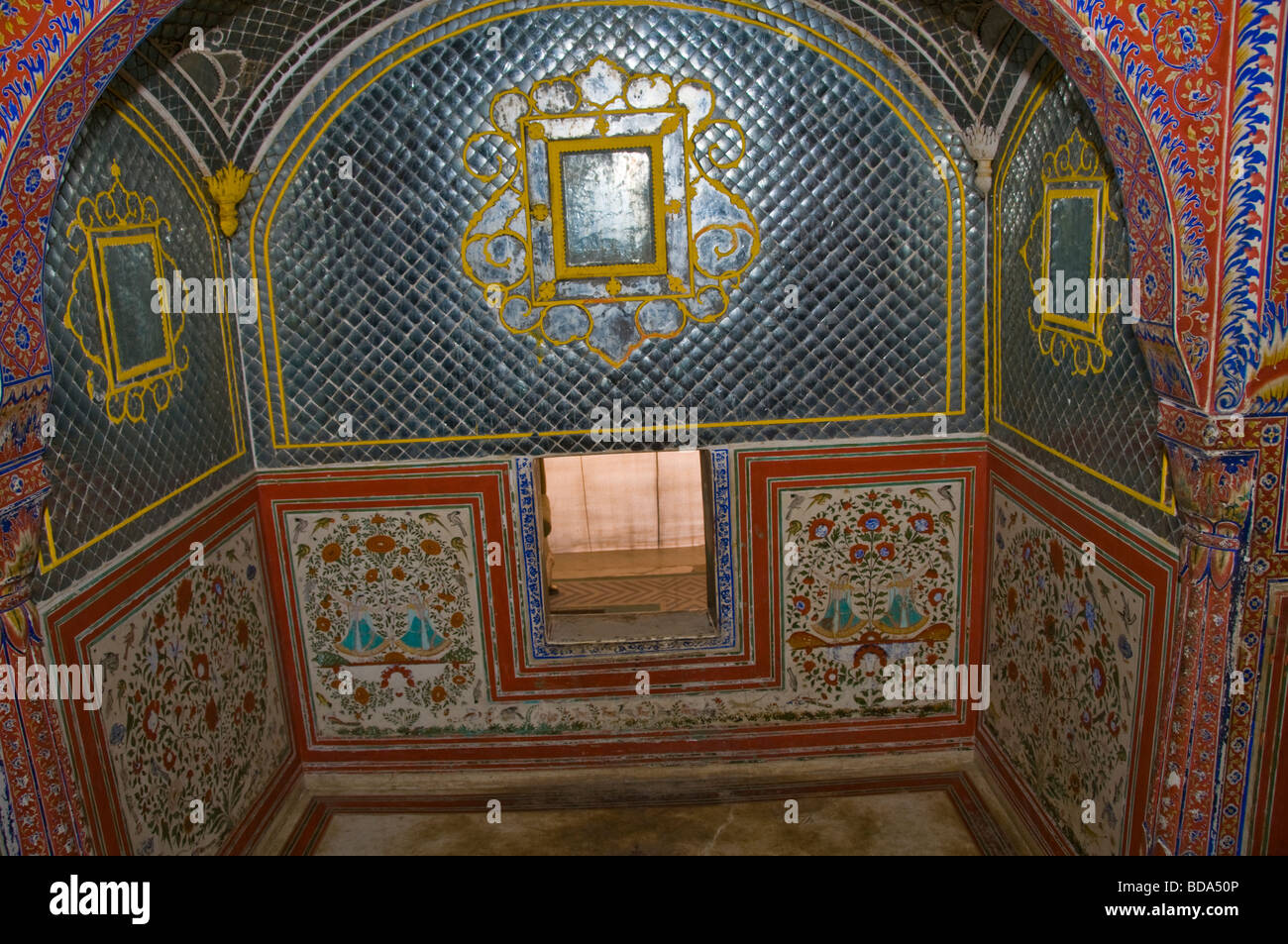 Samode Palace Hotel, Samode, près de Jaipur, salles de décoration,salons dépeignant des scènes de chasse, des corniches,Celings.Rajastan, Inde Banque D'Images