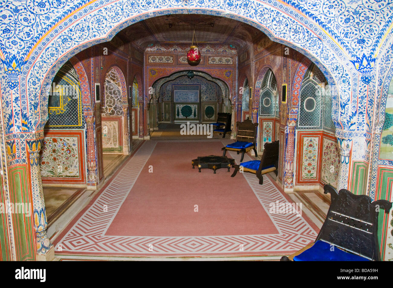 Samode Palace Hotel, Samode, près de Jaipur, salles de décoration,salons dépeignant des scènes de chasse, des corniches,Celings.Rajastan, Inde Banque D'Images