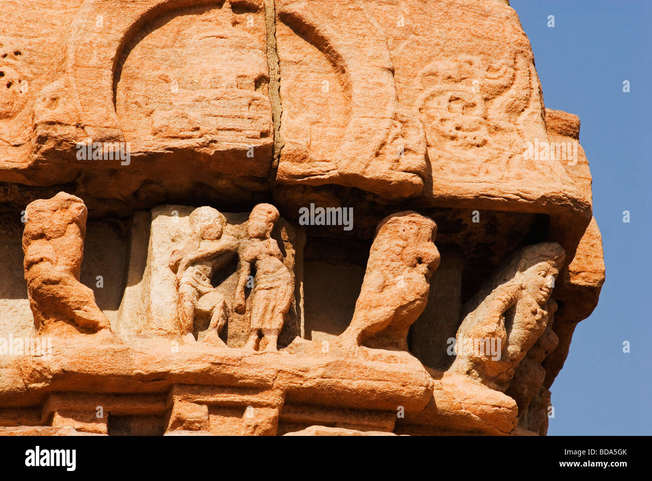 Découpage sur un temple, Pattadakal, Bagalkot, Karnataka, Inde Banque D'Images