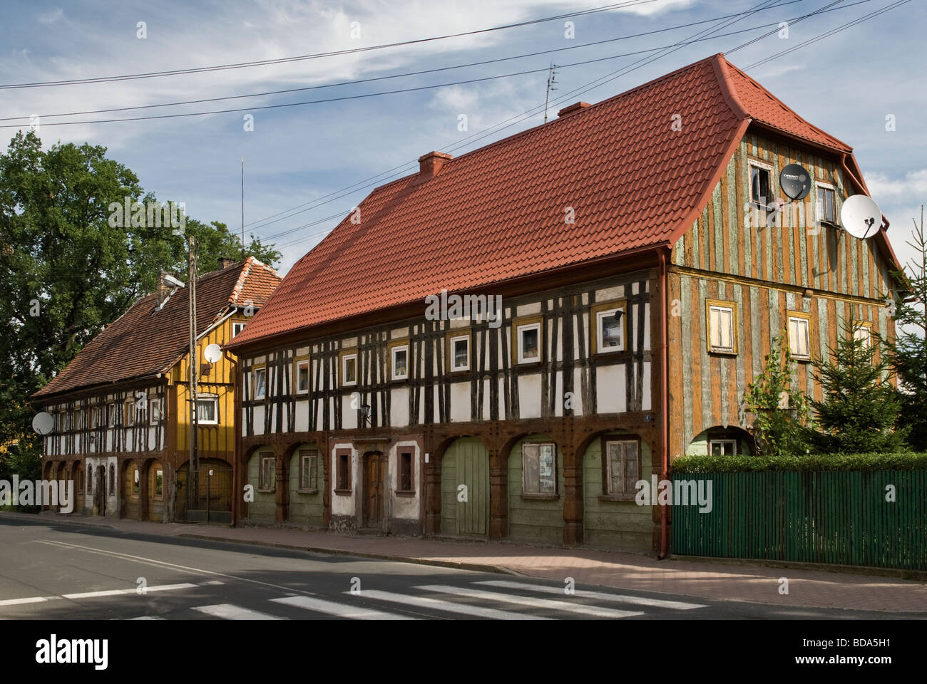 Maisons à colombages de tisserands de Lusace dans la région de Basse Silésie Pologne Bogatynia Banque D'Images