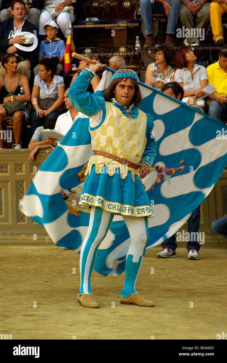 Lanceur de drapeaux de l'Onda ou Wave - Contrada Siena Palio, un événement deux fois par an de l'apparat et course de chevaux Banque D'Images