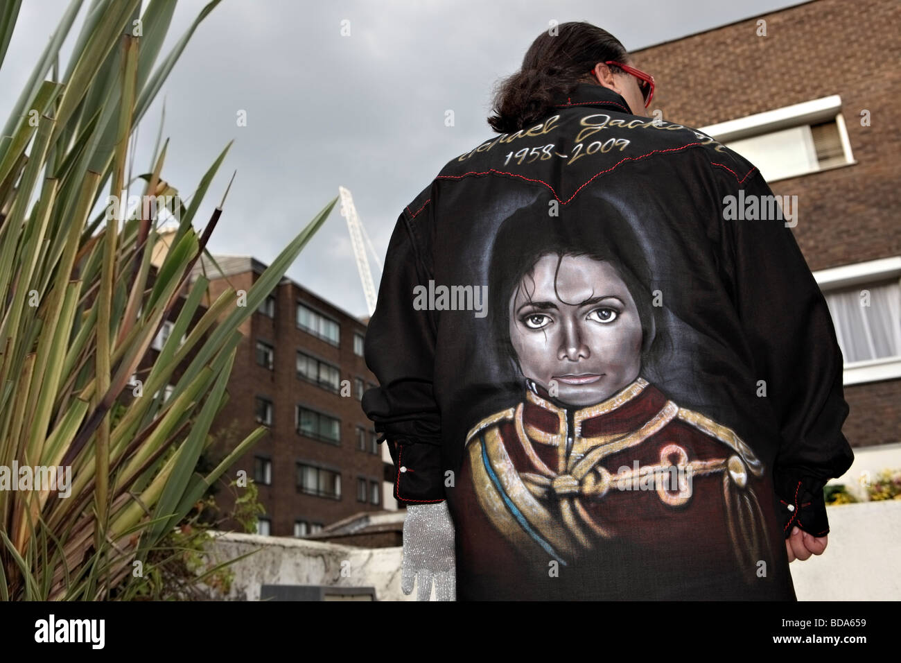 Michael Jackson's fan avec chemise noire sur mesure à Londres West End. Banque D'Images