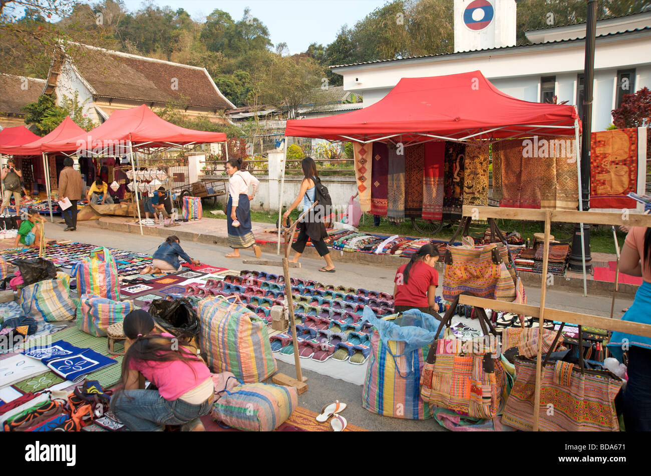 Le marché de nuit de souvenirs pour touristes à Luang Prabang au Laos Banque D'Images